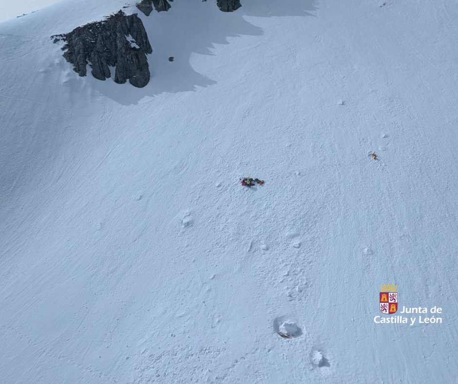 112cyl's tweet image. 🚞Hoy se ha realizado un simulacro en la Estación de Esquí de San isidro, en #PueblaDeLillo, #León.
Han participado:
✅Guardia Civil Cos
✅Bomberos de Diputación
✅Unidad Militar de Emergencias UME
✅Grupo de Rescate y Salvamento de la Agencia de Protección Civil de la @Jcyl