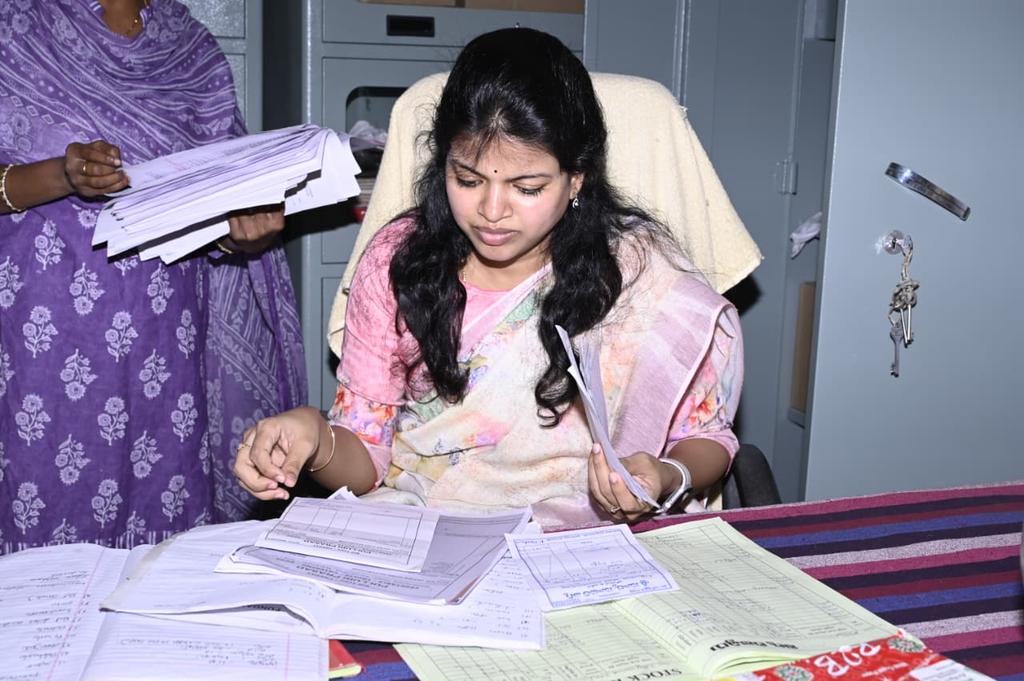 బుధవారం కేసముద్రం మండల కేంద్రంలోని కస్తూరిబా గాంధీ విద్యాలయంను జిల్లా కలెక్టర్ స్నేహ శబరీష్ ఆకస్మికంగా తనిఖీ చేశారు.తరగతి గదులలో విద్యను అభ్యసిస్తున్న విద్యార్థులతో స్వయంగా మాట్లాడి వారికి అందిస్తున్న సౌకర్యాలు, డైట్ మెనూ వివరాలు అడిగి తెలుసుకున్నారు.<a href="/TelanganaCMO/">Telangana CMO</a> <a href="/TelanganaCS/">Office of Chief Secretary, Telangana Govt.</a>