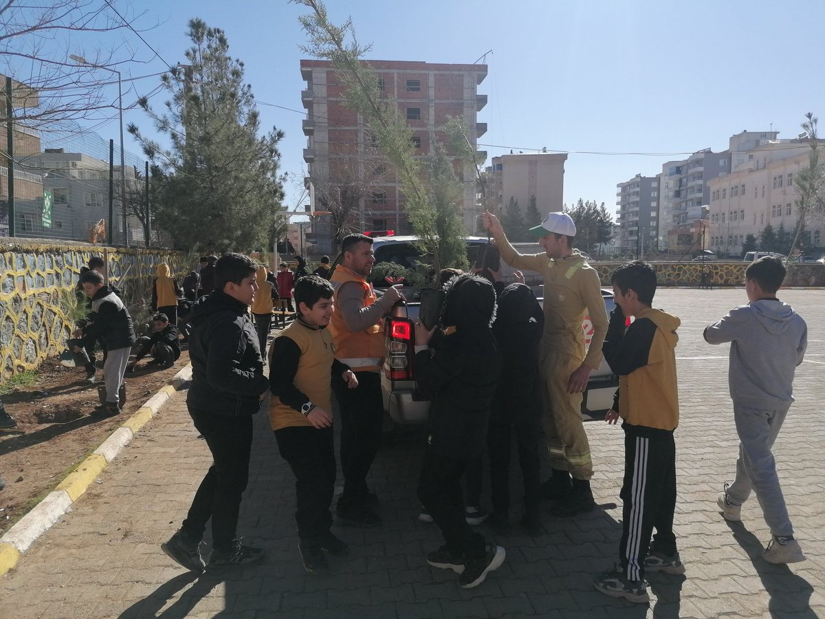 SehitVelit's tweet photo. 🌱 Geleceğe Nefes, Yarına Umut! 🌱
Midyat Orman İşletme Şefliği tarafından öğrencilerimize Orman yangınlarıyla mücadele semineri verildi, ardından bahçemizde fidanlarımızı toprakla buluşturduk.
Katkı ve destekleri için Midyat Orman İşletme Şefliğine teşekkür ederiz. 🌿 https://t.co/ZR6cZlWBPu