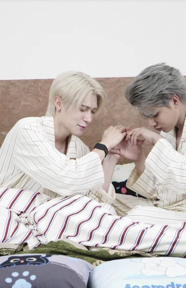 These two lovebirds are just so adorable 🥰 They just can’t get enough of themselves

FORTPEAT FOAMDREAM LIVE 
#FoamDreamnightwithFortPeat