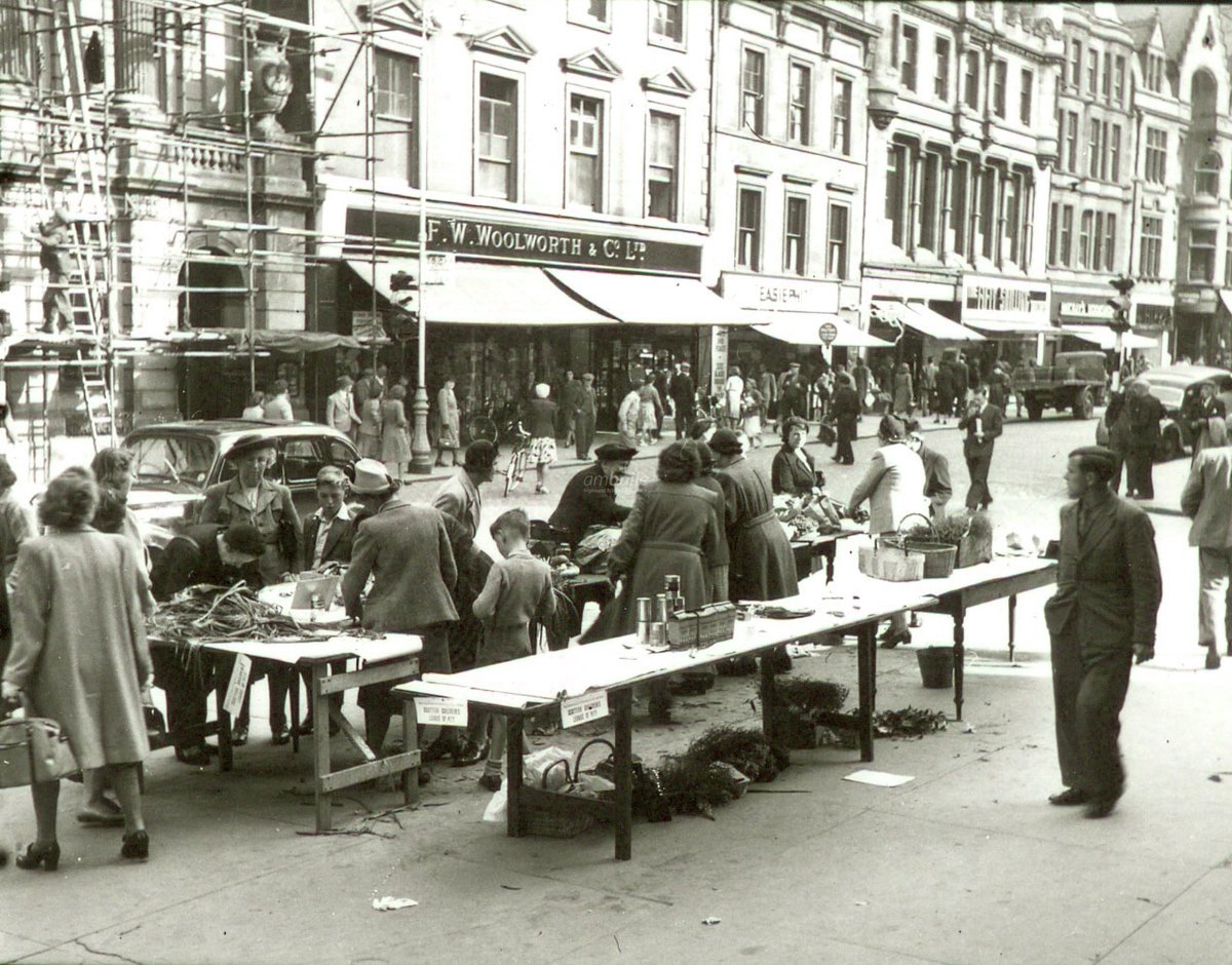 HighlandHistory's tweet image. The Scottish Children's League of Pity was founded on this day in 1893 as the junior branch of the RSSPCC (now Children First). The photograph shows a produce sale in front of the Town House in #Inverness to raise funds

[photo: Gordon Shennan; source: @InvMAG]