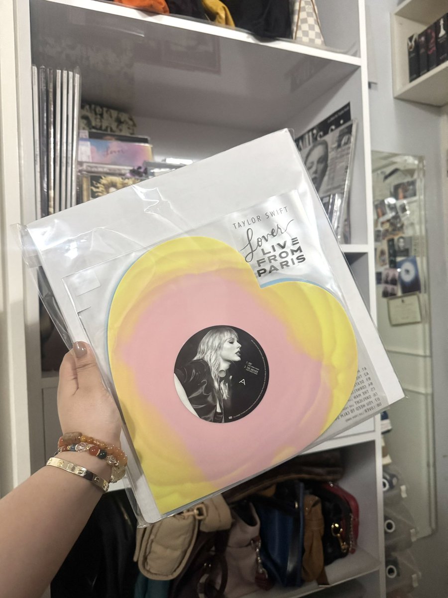 YourResidentFangirl tweet media