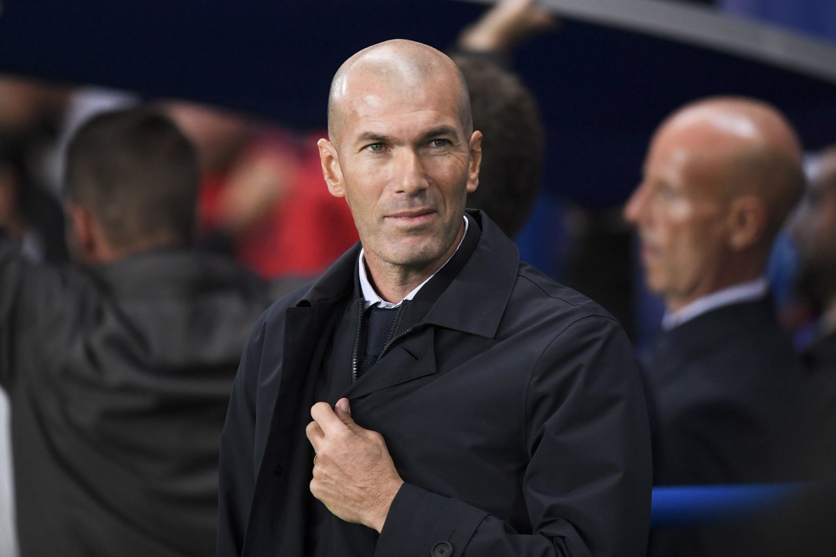 🚨 ZINEDINE ZIDANE: “Es en los entrenamientos donde se ven los grandes jugadores. Tuve esa sensación cuando entrenaba al Real Madrid. No dije nada. Veía entrenar a Modric, Kroos, Cristiano y Benzema. No había nada que decir excepto mirar; todos eran talentosos y profesionales”.