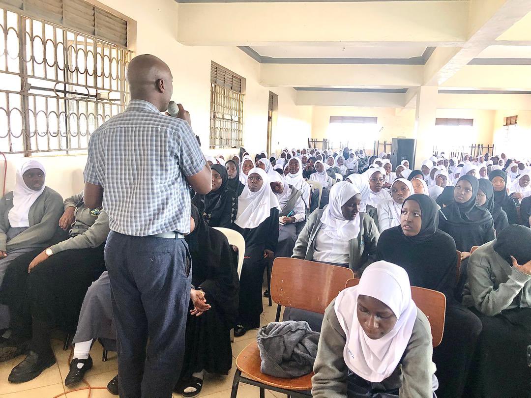 Kawempe_Muslim's tweet photo. S1 @KMSS_Alumni orientation day. Always a pleasure having our own orienting the new ones in this great institution. Thank you KAMOSA for the marvelous contributions since inception. Much obliged! https://t.co/YW1jH0La08