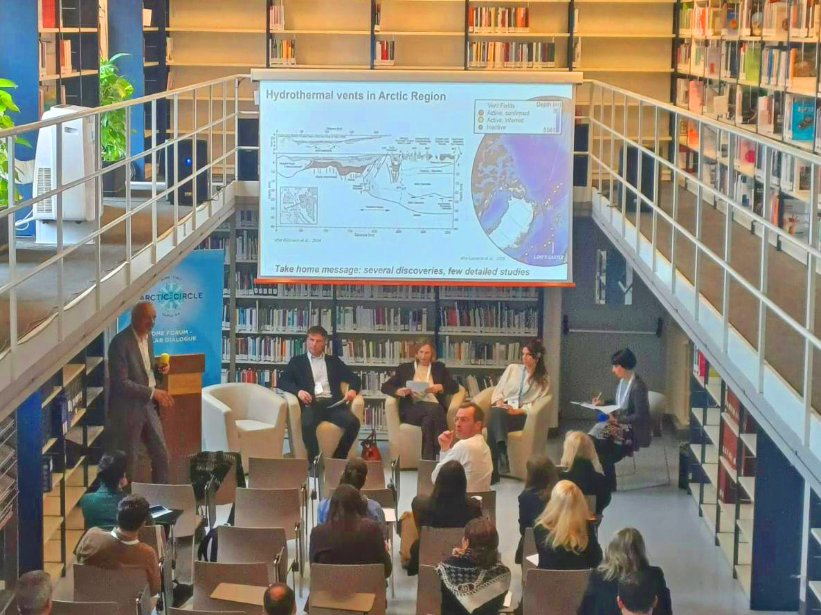 CNRDTA's tweet photo. 🔴 Live from @_Arctic_Circle #RomeForum
Andrea Dini #CNRIGG presents “Seafloor Hydrothermal Systems at Slow-Spreading Ridges”.
Session “Mineral Resources of the Arctic Ocean”, organized by @cnrisp and @CnrIsmar, moderated by Marzia Rovere @CnrIsmar.
#DTACryo https://t.co/poV2pnE0da