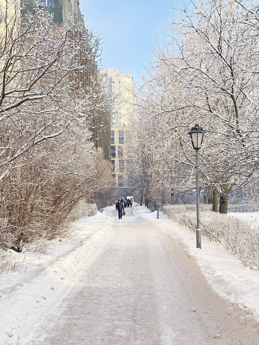 In my life, I never expected that 4°C weather would make me feel like it’s hot. How did I even survive 45°C before in yola? And now I’m complaining that I’m sweating and that it’s hot.