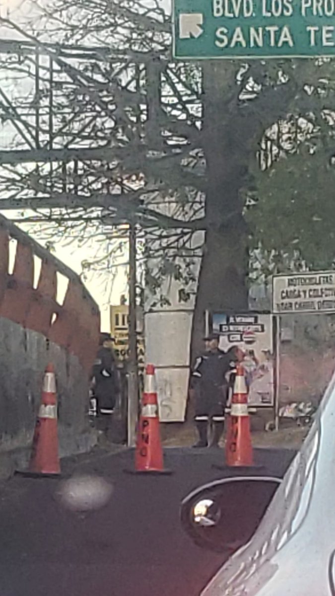 Visionaryas3's tweet photo. @VMTElSalvador @AlexBeltransv no es cerrando  calles como se va hacer fluir el tráfico es educando a los conductores a darse y ceder el paso cortesía intercalar entre vehículos el problema es educación.los policías viendo celular y platicando se pierde más tiempo y combustible https://t.co/e8s7YrUp0s