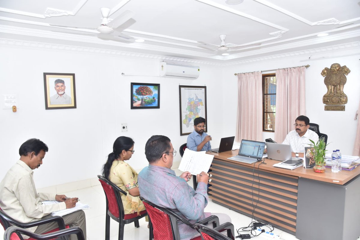 cdmvzm's tweet photo. జిల్లాలో #Resurvey , #PattadharPassbooks పంపిణీ వేగవంతం చేయాలని కలెక్టర్ ఆదేశించారు. రాష్ట్ర ప్రధాన కార్యదర్శి , #CCLA వీడియో కాన్ఫరెన్స్లో 22/ఏ, #PGRS , #IVRS అంశాలపై సమీక్షించారు. రీసర్వే, #eKYC గడువులోగా పూర్తి చేయాలని కలెక్టర్ సూచించారు.
#LandRecords #RevenueReforms https://t.co/5b96sE0FYy