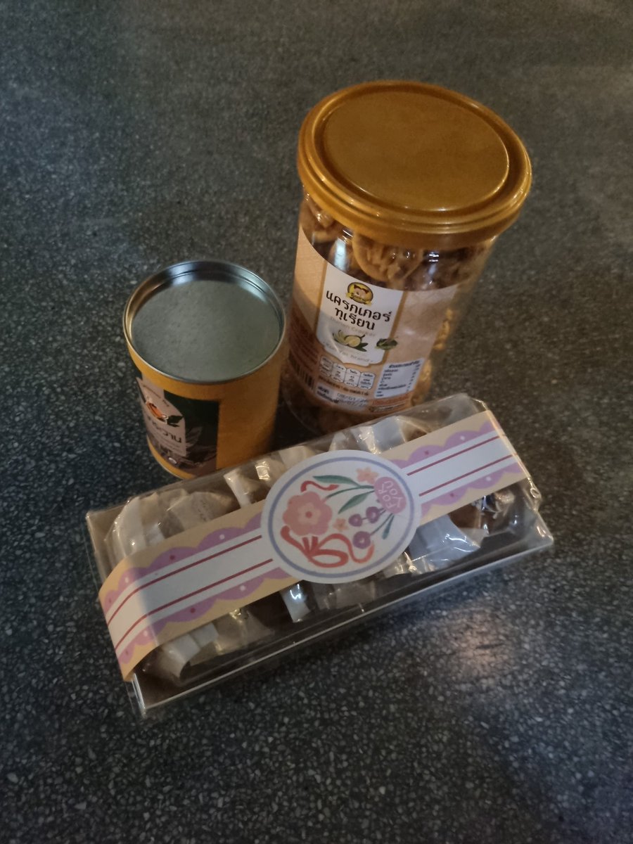 ขอบคุณ ชาและขนม จากน้องพี น้องจ๋า และพี่จี๊ดผู้ชายแสนดี ด้วยนะครับ