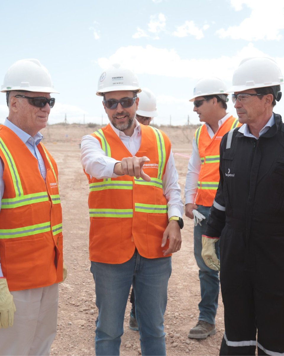 Tecpetrol's tweet photo. Paolo Rocca, presidente del @GrupoTechint, visitó el área de Los Toldos II Este, nuestro yacimiento de petróleo no convencional en desarrollo en Vaca Muerta que proyecta: https://t.co/Pa3as5nSph