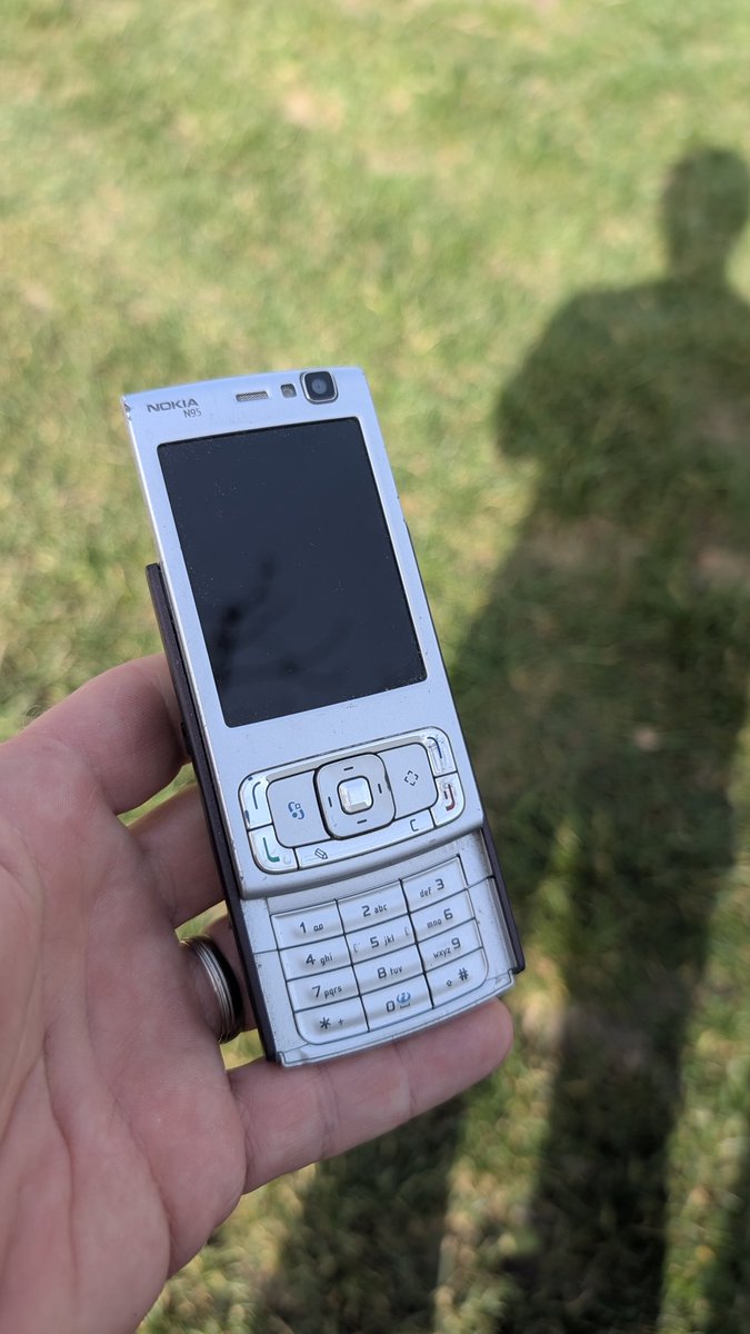 ben_jinator's tweet image. Relique des temps anciens!

Le Nokia N95 les amis.

#Nokia
#N95
#Vintage

Stay Yourself 🤘