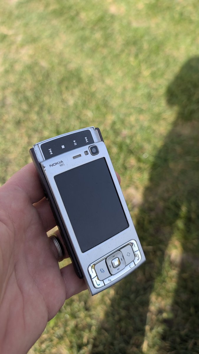 ben_jinator's tweet image. Relique des temps anciens!

Le Nokia N95 les amis.

#Nokia
#N95
#Vintage

Stay Yourself 🤘