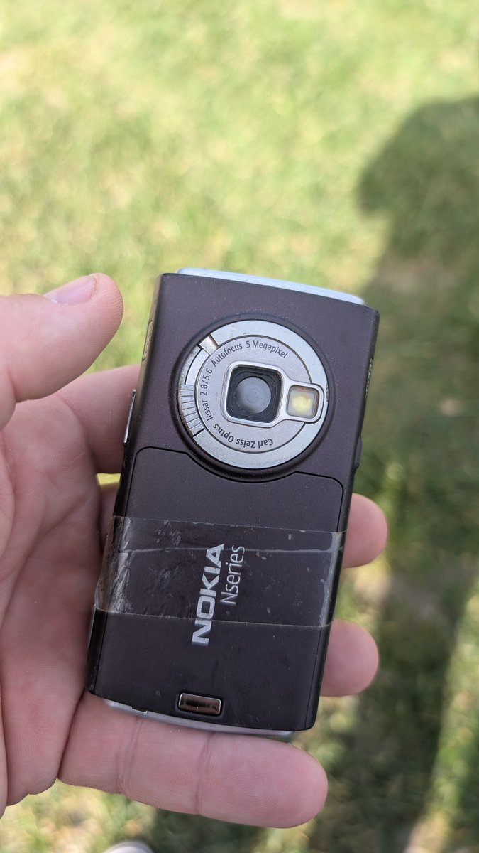 ben_jinator's tweet image. Relique des temps anciens!

Le Nokia N95 les amis.

#Nokia
#N95
#Vintage

Stay Yourself 🤘