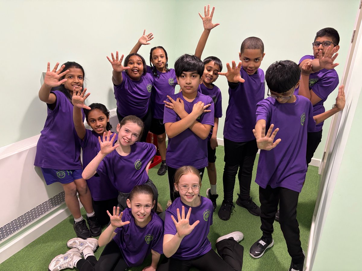 High fives all around for our sitting volleyball team, who came 5th in the whole of Essex ✋5️⃣🏐

Congratulations team! A brilliant achievement 👏💪💜💚

#wearechapelhill #sittingvolleyball #fifthplace