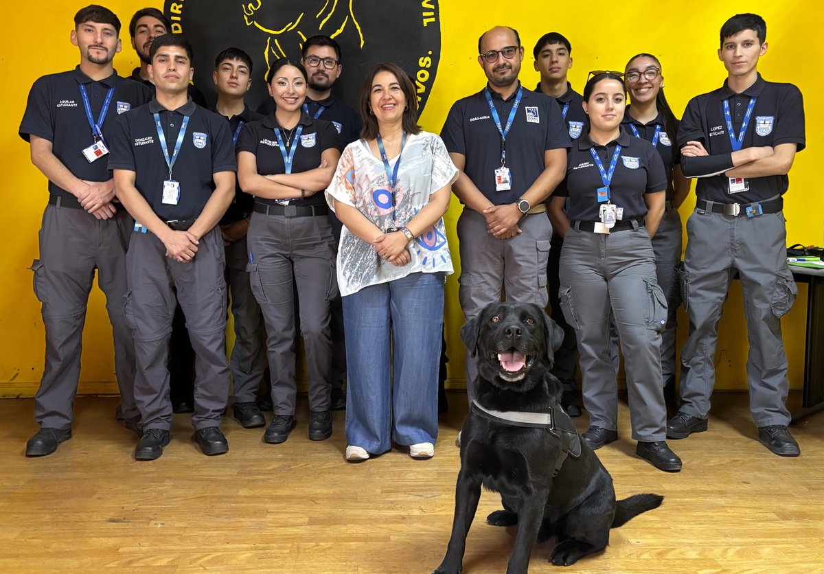 DGACChile's tweet photo. Directora de la @Esc_Aeronautica #ETA visitó el Ap. Arturo Merino Benítez ✈️ para ver cómo se están desarrollando las prácticas de los alumnos #AVSEC generación 2025.
En su visita, recorrió la Sala de Simulación de Entrenamiento Canino y conversó con cada uno de los practicantes https://t.co/QY6079SEqX