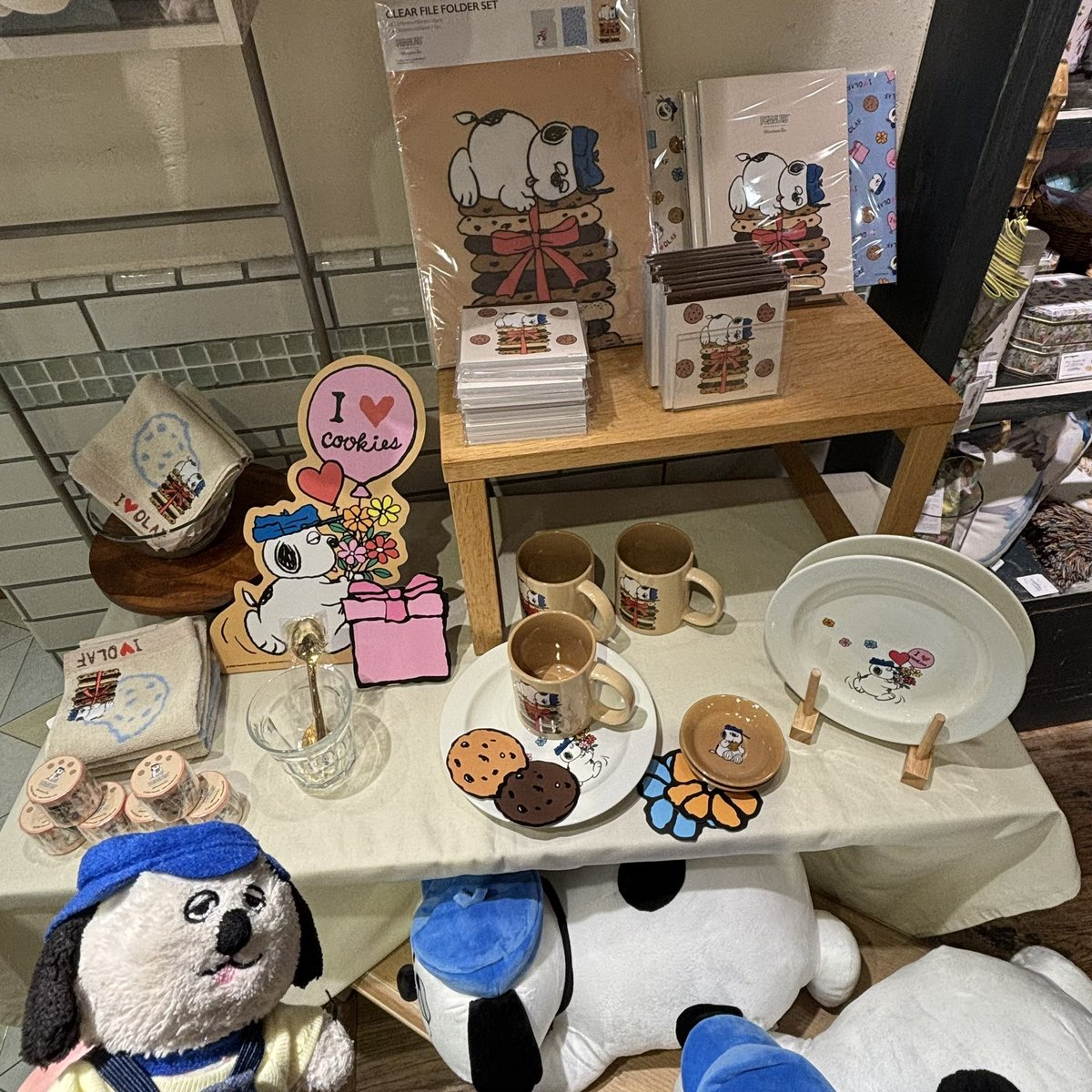 アフタヌーンティーに今日から発売のオラフグッズ出てた！ ぬいぐるみ