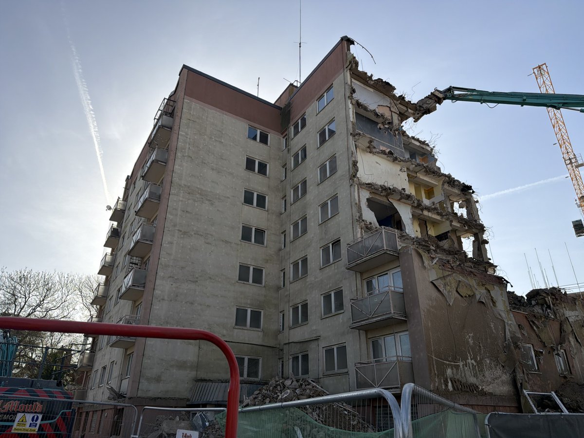abrigroup's tweet photo. Major milestone for The Granges🏗️

Former residents joined councillors Alison Carpenter and Helen Price to witness the first of the tower blocks being demolished.

We’re redeveloping existing 4 tower blocks into 41 affordable homes with Hill Group.

🔗 https://t.co/QTlrfJo1UK https://t.co/48AsaYrZIA