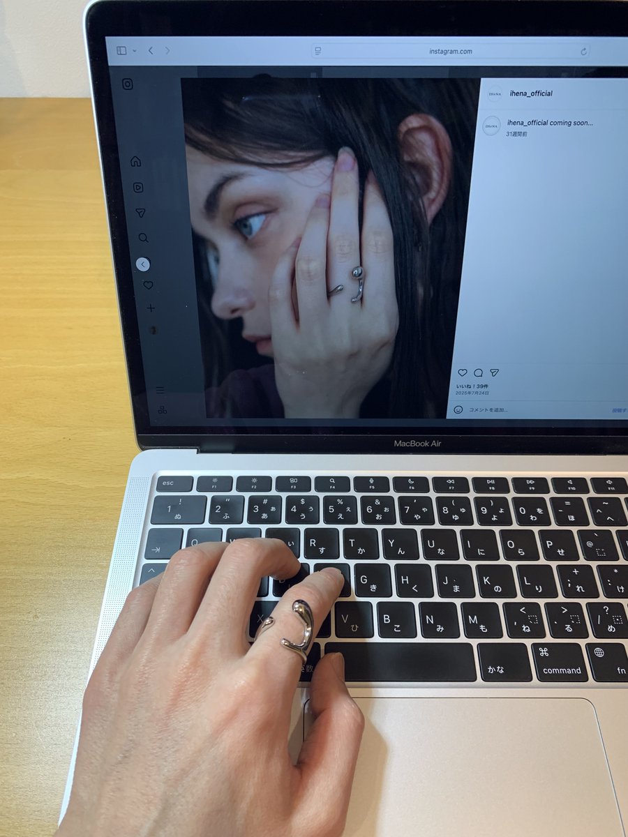 yoshiro_noda's tweet image. ユニセックスの既成事実化。サイズ不明で薬指も覚悟していたけれど、人差し指にジャストフィットしてしまったの図。中指だとちょっと回る。

#IHeNA #surgicalstainless #openring