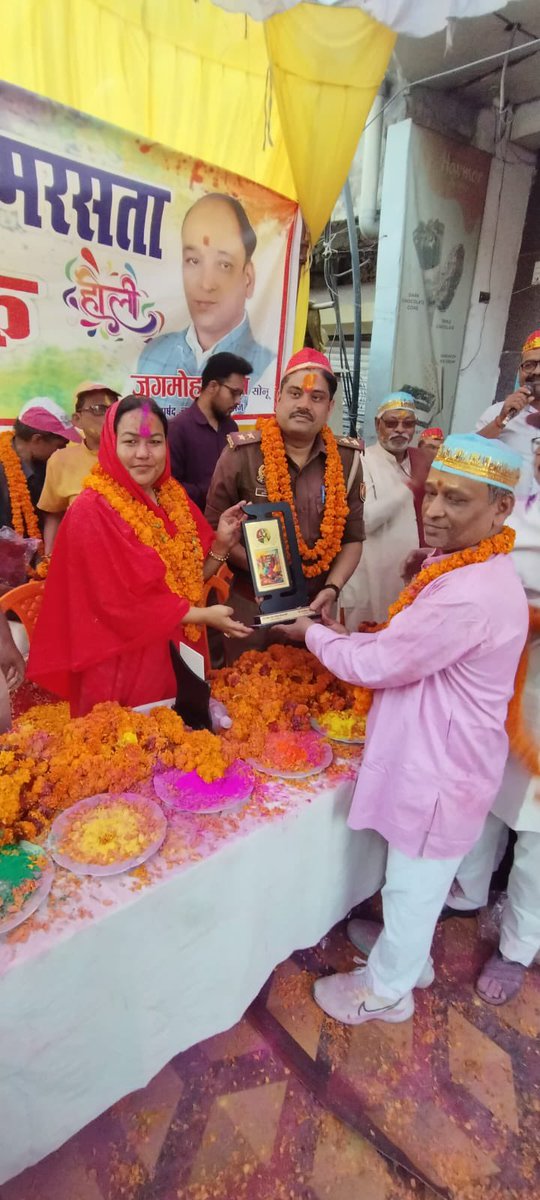 teenamaa2's tweet image. अपने निज निवास ,अपने मोहल्ले (क्षेत्र) में होली के पर्व पर आयोजित सामाजिक समरसता बैठक में अपने क्षेत्रीय पारिवारिक सदस्यों के साथ होली मिलन समारोह में सबको होली की शुभकामनाएँ दी व क्षेत्रीय गणमान्य व्यक्तियों को सम्मानित किया ।#happyholi #kinner #sanatanikinnerakhada