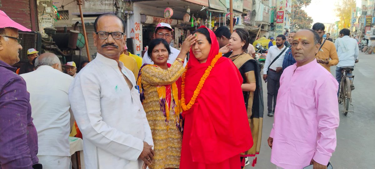 teenamaa2's tweet image. अपने निज निवास ,अपने मोहल्ले (क्षेत्र) में होली के पर्व पर आयोजित सामाजिक समरसता बैठक में अपने क्षेत्रीय पारिवारिक सदस्यों के साथ होली मिलन समारोह में सबको होली की शुभकामनाएँ दी व क्षेत्रीय गणमान्य व्यक्तियों को सम्मानित किया ।#happyholi #kinner #sanatanikinnerakhada