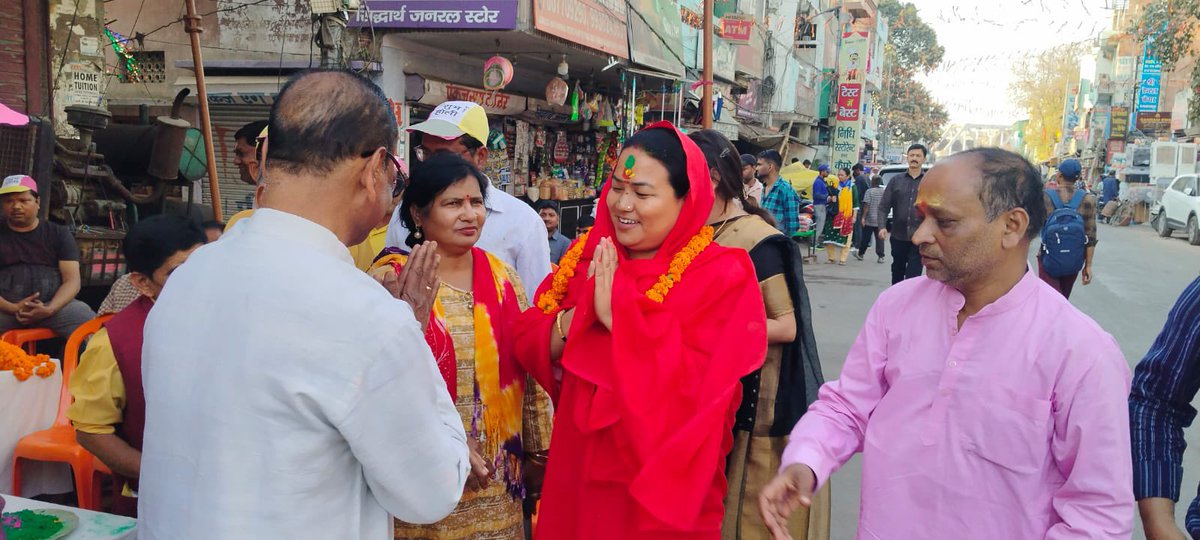 teenamaa2's tweet image. अपने निज निवास ,अपने मोहल्ले (क्षेत्र) में होली के पर्व पर आयोजित सामाजिक समरसता बैठक में अपने क्षेत्रीय पारिवारिक सदस्यों के साथ होली मिलन समारोह में सबको होली की शुभकामनाएँ दी व क्षेत्रीय गणमान्य व्यक्तियों को सम्मानित किया ।#happyholi #kinner #sanatanikinnerakhada