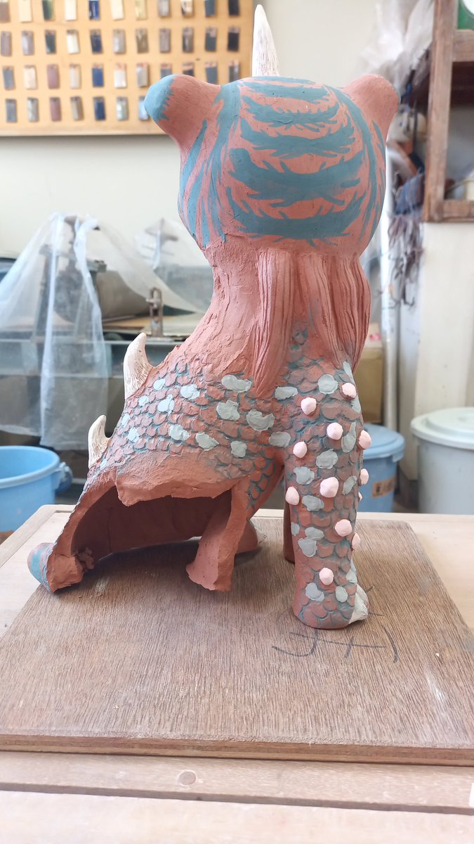ショック！
学校に行ったら卒制用の作品が爆発してた。
前のより木っ端微塵！
急いで素焼きに出したのがマズかったのだ！
乾燥甘かった！反省😔
これは出せないので絵付して本焼き。ゆっくり直します…