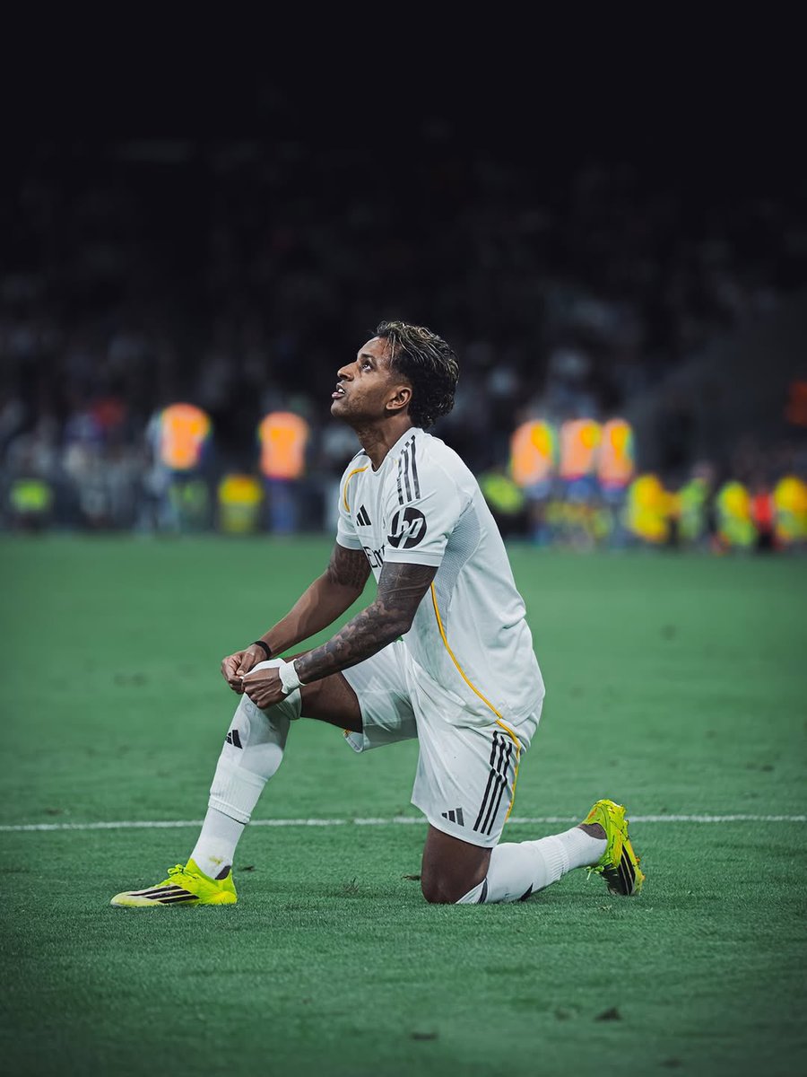 DataFutebol's tweet photo. O Rodrygo continuou jogando regularmente pelo Real Madrid e pelo Brasil mesmo tendo sofrido uma ruptura parcial do ligamento cruzado anterior (LCA) no joelho direito enquanto estava jogando pela Seleção Brasileira em 2023.

🤯🇧🇷

Via @TheAthletic https://t.co/4BDz64jrXc
