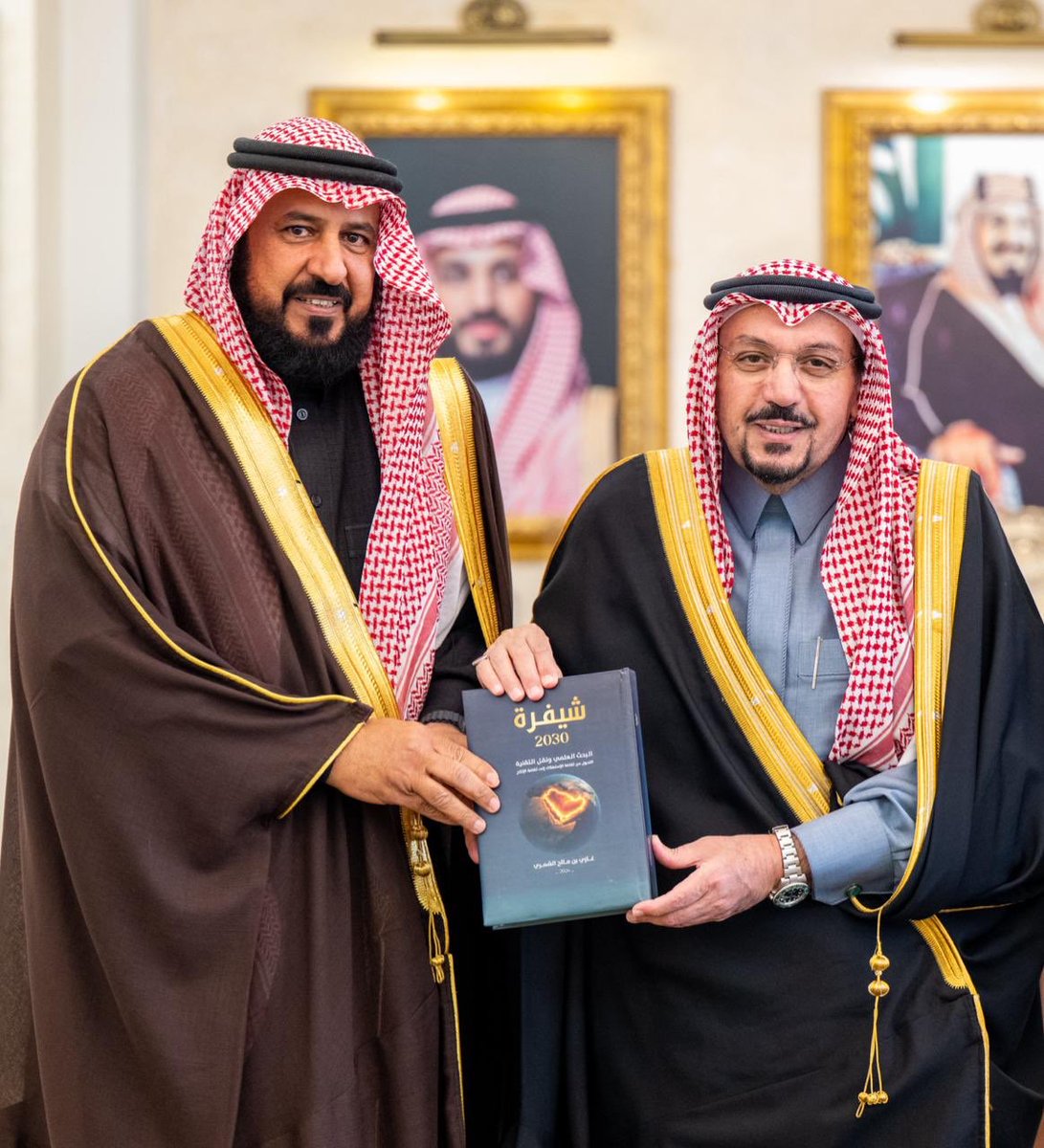 تشرفت بلقاء صاحب الخلق الرفيع ، صاحب السمو الملكي أمير منطقة القصيم حفظه الله وإهدائه نسخة من كتاب " شيفرة ٢٠٣٠ البحث العلمي ونقل التقنيه "
كما تلقيت هدية سموه المتمثلة في مجموعة من الكتب القيمه من تأليف سموه .. حفظ الله سموه وبلادنا من كل مكروه
2030#