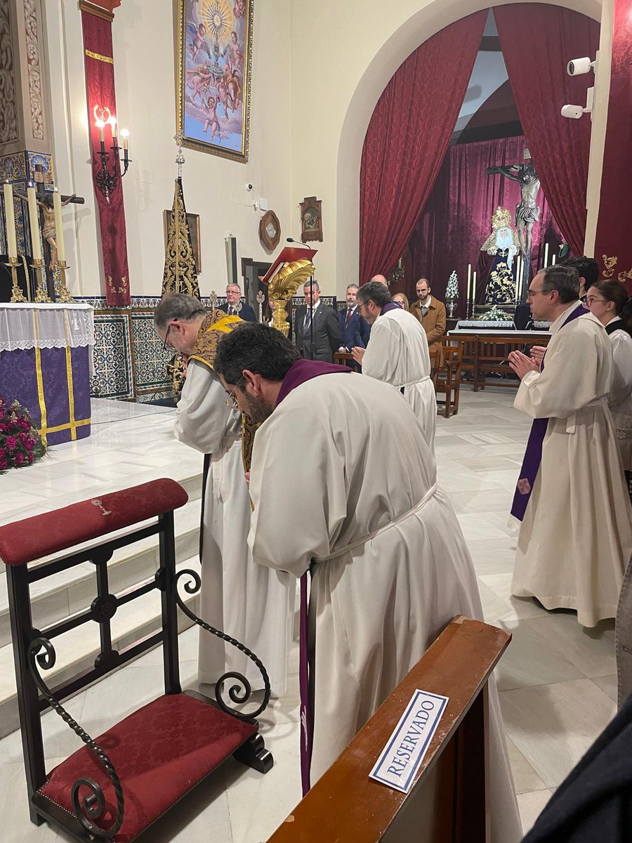 🟣 CRÓNICA DEL SEGUNDO DÍA DE QUINARIO
📸Durante los dos primeros días del Quinario, nuestro predicador D. Antonio Romero Padilla ha concelebrado junto a tres sacerdotes de la Diócesis de Lisboa.
🗣️ Ayer, en su predicación destacó la figura de San Juan, el discípulo más joven.