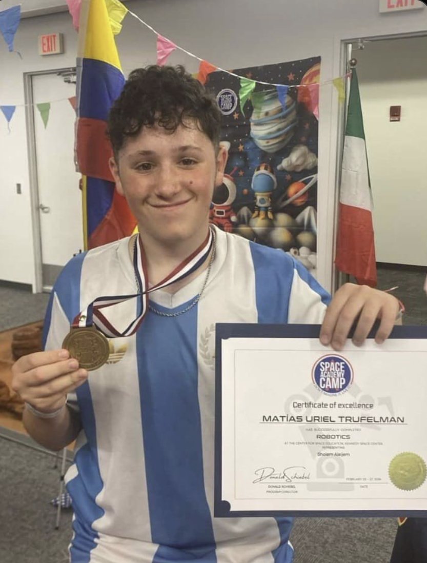 ¡Felicitaciones Matías y familia! ¡¡¡Qué orgullo!!!

UN ESTUDIANTE ARGENTINO GANÓ EN LA NASA CON UN ROBOT PARA MINERÍA SUSTENTABLE EN MARTE  

Matías Trufelman, de 16 años y alumno de la Escuela Scholem Aleijem, obtuvo el primer puesto en una competencia internacional de robótica