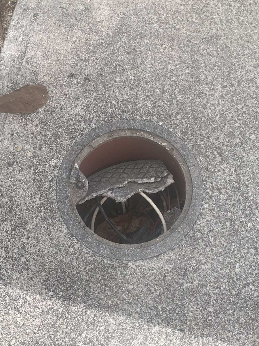 MirBrandy's tweet photo. @CFEmx  donde reportó para solicitar q vengan a poner la tapa de esto esto es en #PlayaDelCarmen #QuintanaRoo https://t.co/0YxWS407CY