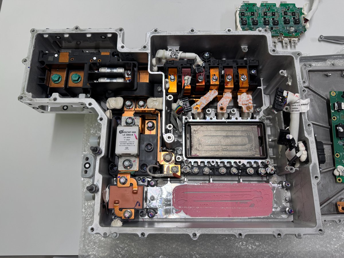 RTのBYD・U8（ヤンワン）製リア駆動用インバータのパワー半導体