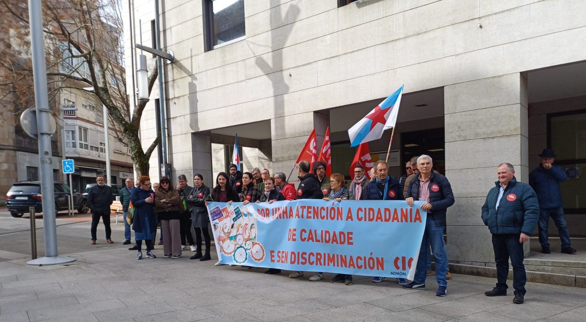 galizaCIG's tweet photo. 🗣️Demandan máis persoal na #SeguridadeSocial en #Pontevedra para garantir o dereito á atención presencial
📢A CIG-Administración Pública mobilizouse diante do organismo estatal para reclamar tamén a eliminación da cita previa obrigatoria
ℹ️ https://t.co/gz48iYegYE
#TXSS https://t.co/MzuopSZndw