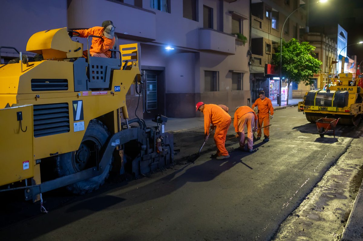 MuniCba's tweet photo. 👷🏻‍♂️ Tras los bacheos nocturnos, rehabilitamos la calle 27 de Abril.

🚧 Los trabajos se realizaron en los tramos entre Artigas y Calasanz, y los que unen Mariano Moreno con Paso de los Andes.

Conocé más: 📲 https://t.co/CMXAph7RMQ https://t.co/YmAdilWIVR