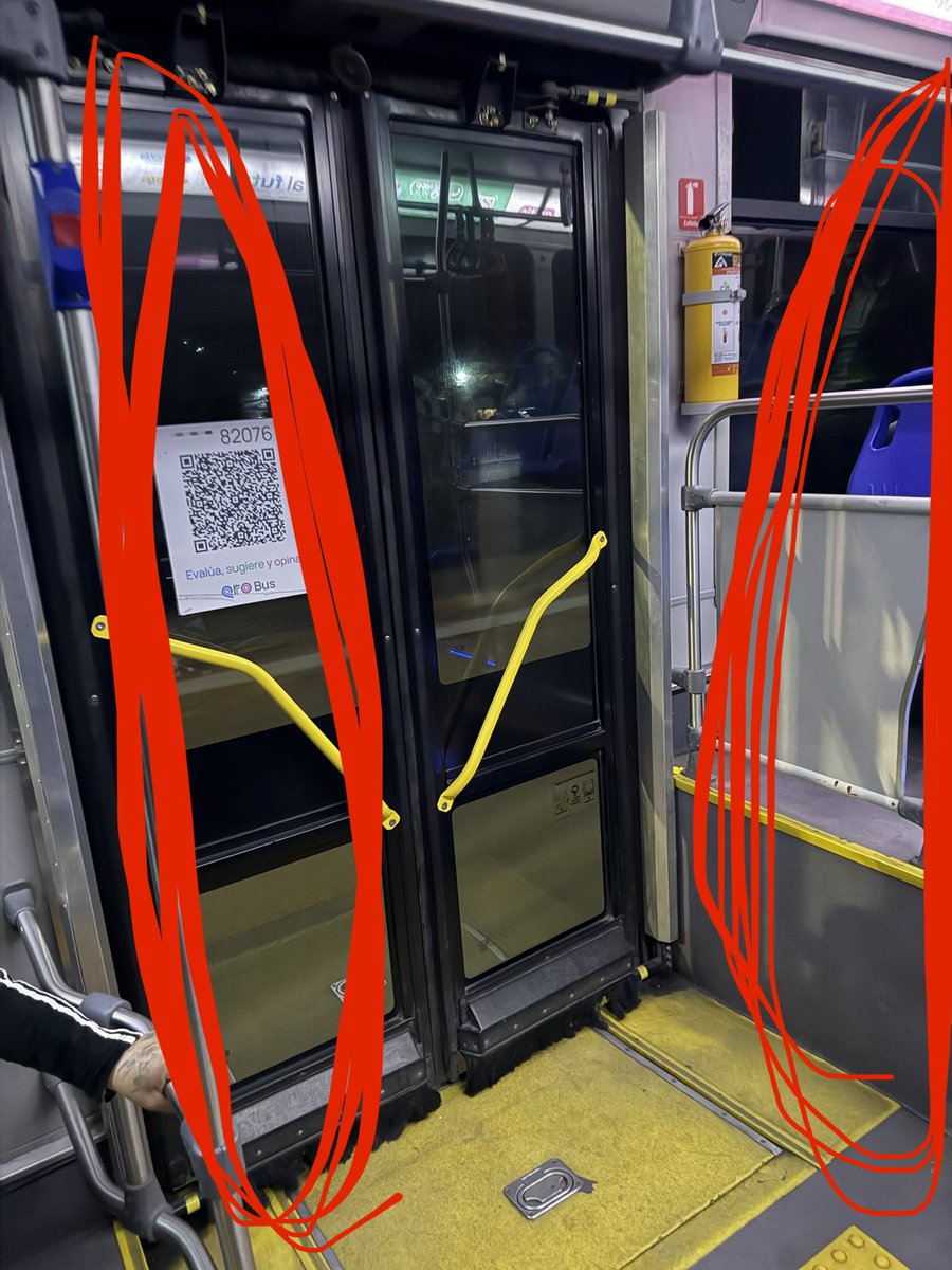 ElKatoQ's tweet photo. Si usted se para en alguna de estas dos ubicaciones en el #Qrobus y no va a bajar pronto, sepa que tiene un lugar especial en el infierno…

#Querétaro #Qro https://t.co/OpYwQ6rFKO