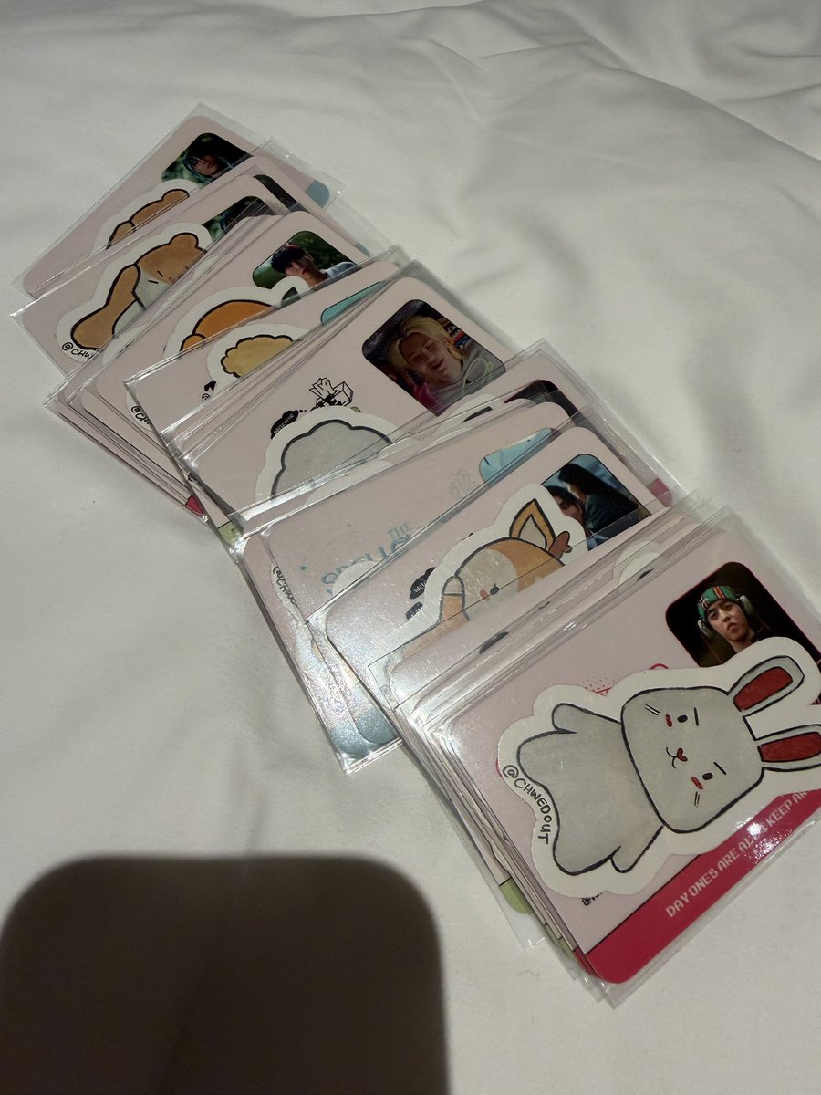 freebies all packed and ready to go🩵

i also have a ton of spare id cards + stickers so i'll be randomly handing those out on the day

hope to see you all soon!🩷