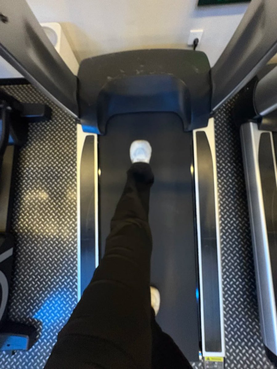 DanielSLT_11's tweet photo. Power walking my way to those endless endorphins. Black leggings and good vibes only 🖤 #Fitspo #GymFlow https://t.co/x2rUBS1Ffw