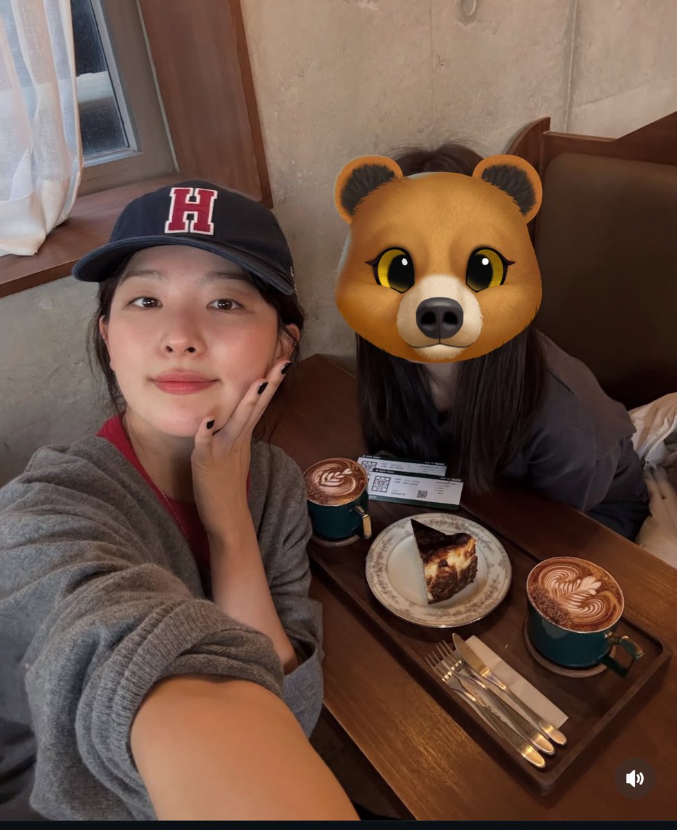 heartbibeat's tweet photo. seulgi with the ex sm trainee from malaysia 🧡💛

*her acc is public thats how i got the pic https://t.co/QAMZX4eF2u
