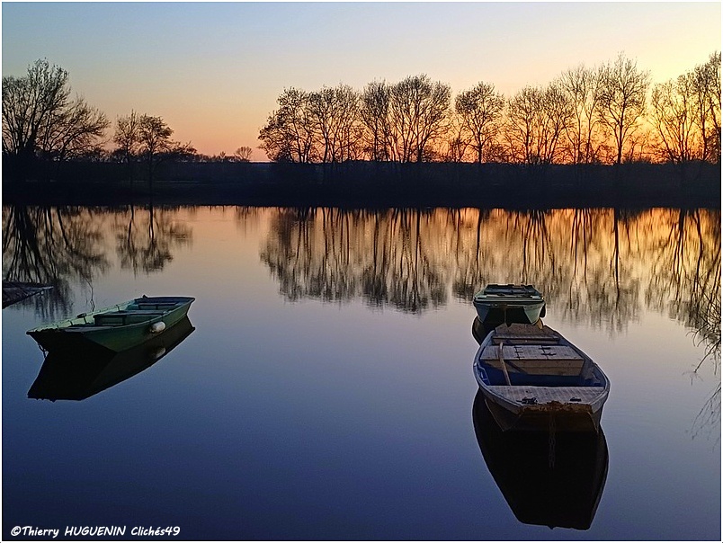 Cliches49's tweet photo. Les barques du Port Albert à #Feneu s'étaient donné rendez-vous au #couchersoleil pour une course effrénée.
Mais elles ont opté pour une pause, la vue est trop belle pour ramer.
#borddemayenne #barques  #photography #maineetloire #clichés49photographies #portalbert https://t.co/hCPWVkgrdD