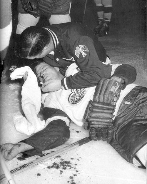 mikecommito's tweet photo. On this day in 1950, Gordie Howe fractured his skull during a playoff game against the Maple Leafs. He underwent emergency surgery, but made a full recovery and won his first Art Ross the following season #Hockey365 #LGRW https://t.co/xVP3bmJFzm