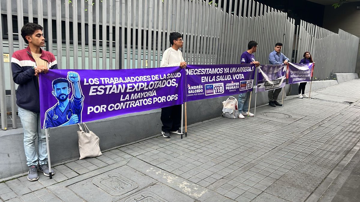 DonIzquierdo_'s tweet photo. Vean la “mega manifestación” convocada por @JenniferPedraz frente al ministerio de Salud, quien hace campaña atacando al gobierno @petrogustavo. Casi no cabían los protestantes por la calle. Ya ni disimula su forma descarada y sucia de buscar votos. ¡Das vergüenza Jennifer y siempre la darás! Nadie te come cuento en tu discurso de “independiente”, todos sabemos para quien trabajas.