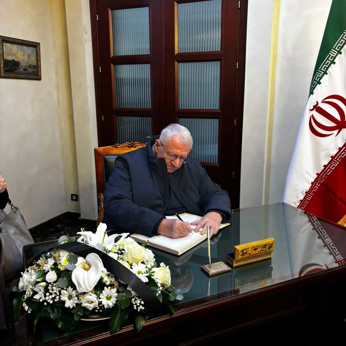 Проф. др Војислав Шешељ је данас одао почаст у иранској амбасади уписом у књигу жалости и упутио  речи подршке народу Ирана у овим тешким тренуцима