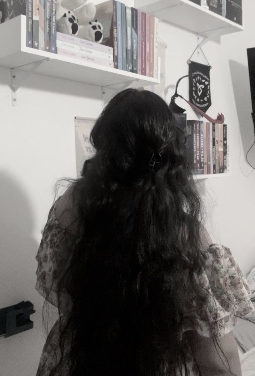 annab_reads's tweet photo. oi, eu sou a anna! 👋🏼

sou leitora e posto na internet sobre livros! meu ig (annab.reads) já conta com mais de 1.100 seguidores e agora to tentando me expandir a outras redes como o tiktok (books.annab) e aqui! 

super animada pra compartilhar minhas leituras por aqui✨ https://t.co/SP18do7fL6