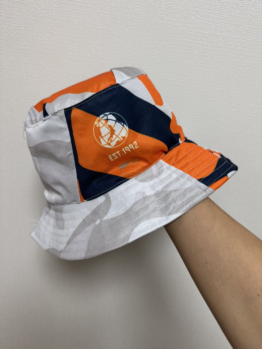 KitHat's tweet photo. 清水エスパルスの100年構想リーグ2ndユニでバケットハットを制作しました。
リバーシブルで表面はトップにエンブレムを配置し出来るだけシンプルに、裏面は迷彩柄とモチーフを利用してエスパルスカラーを際立たせるデザインにしました。

#清水エスパルス
#ユニフォーム
#バケットハット
#リメイク https://t.co/heeiBjRN8p