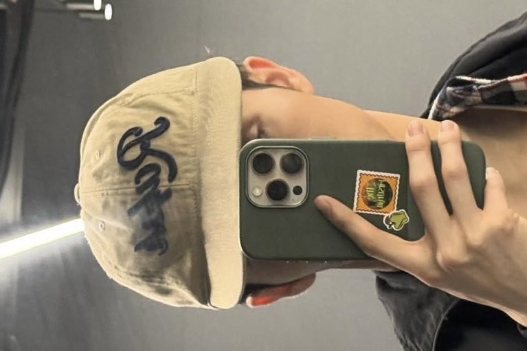 tahta mirror selfie TERGANTENG wlopun ga kliatan muka, dimenangkan oleh MARK LEE