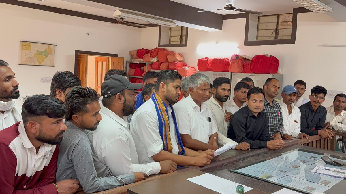 Mangilal_Aazad's tweet photo. सड़क हादसों की लगातार घटनाएं बताती हैं कि व्यवस्था में कहीं न कहीं बड़ी चूक है। आज प्रशासन को ज्ञापन देकर मांग रखी गई कि लापरवाह बस संचालकों पर सख्त कार्रवाई हो और पीड़ित परिवारों को न्याय मिले।
दो भाइयों का जाना केवल एक परिवार का नहीं, पूरे समाज का दर्द है। 
@BhimArmyChief https://t.co/0t9LEmzDoi