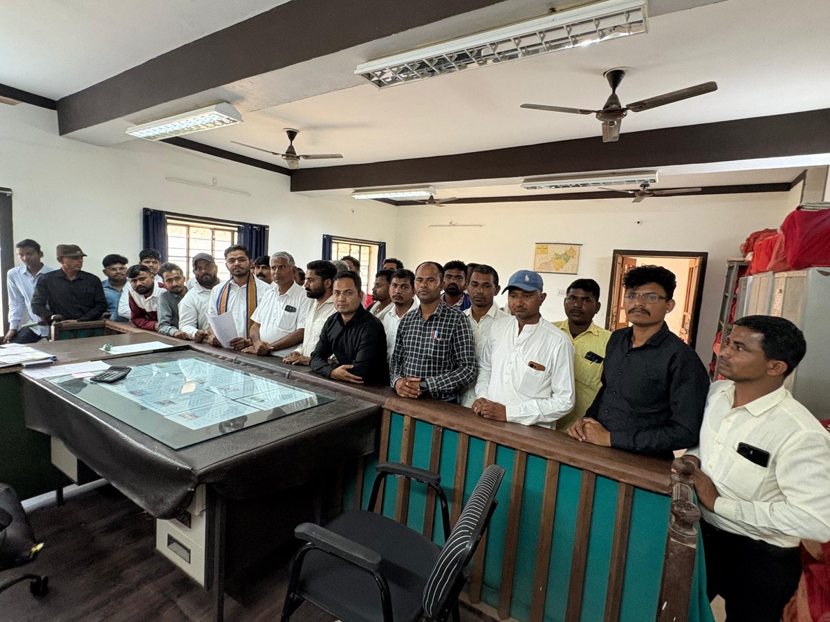 सड़क हादसों की लगातार घटनाएं बताती हैं कि व्यवस्था में कहीं न कहीं बड़ी चूक है। आज प्रशासन को ज्ञापन देकर मांग रखी गई कि लापरवाह बस संचालकों पर सख्त कार्रवाई हो और पीड़ित परिवारों को न्याय मिले।
दो भाइयों का जाना केवल एक परिवार का नहीं, पूरे समाज का दर्द है। 
<a href="/BhimArmyChief/">Chandra Shekhar Aazad</a>