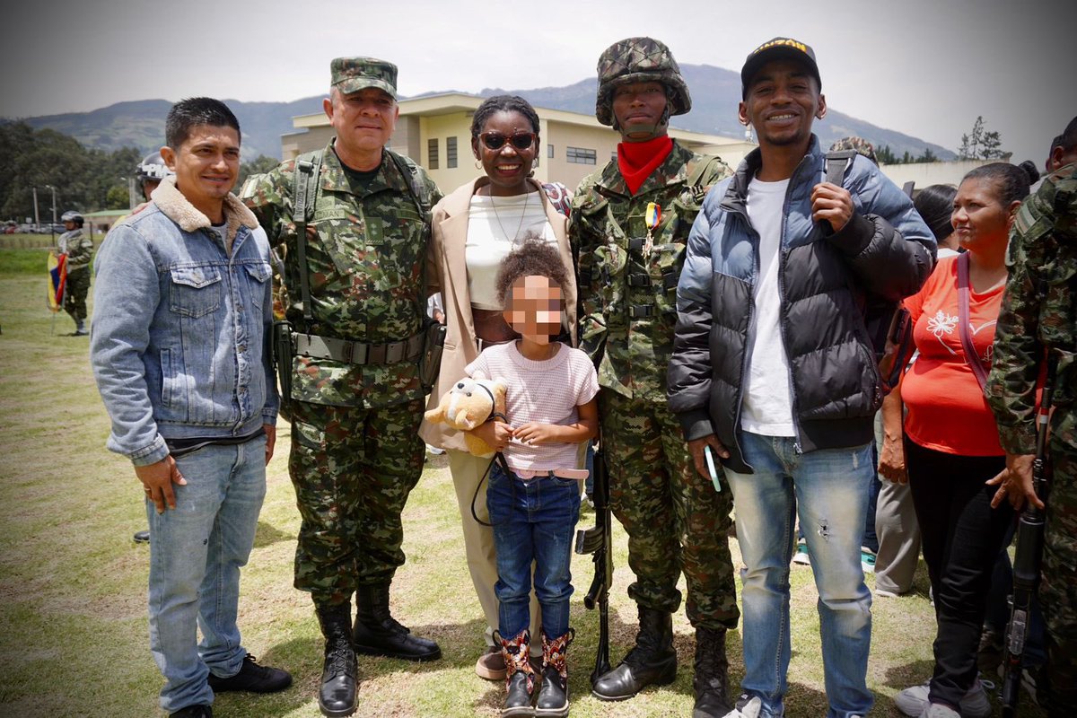 Ejercito_Div3's tweet photo. 245 soldados que prestan su servicio militar en #Nariño juraron ante Dios proteger la soberanía, la integridad territorial y la defensa de la Nación.

La solemne ceremonia militar se realizó en el campo de paradas del Batallón de Instrucción y Entrenamiento N.° 23, donde familiares de nuestros soldados acompañaron este significativo acto de compromiso y honor, al realizar su juramento de bandera.

Estos soldados reforzarán el dispositivo de seguridad electoral, contribuyendo a proporcionar unas jornadas en tranquilidad y confianza para todos los ciudadanos. 

#SeguridadYDemocracia2026🗳️
#NuestroCompromisoEs🇨🇴