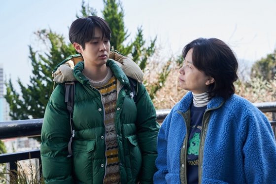 พล็อตบิลด์น้ำตาแบบนี้ เกาหลีคิดได้ไงอ่ะ ถ้ากินข้าวฝีมือแม่1มื้อ จะเห็นอายุแม่ลดลง1วัน 🥲 ละแม่คือคนคะยั้นคะยอให้เรากินข้าวเยอะๆ จะปฏิเสธยังไง ให้บอกว่ากินแล้วแม่จะตายก็ไม่กล้า

หนังชื่อ #NumberOne #นับหนึ่งถึงมื้อแม่ นำแสดงโดย ชเวอูชิก จางฮเยจิน แม่ลูกจาก Parasite เข้าไทย 12 มีค.