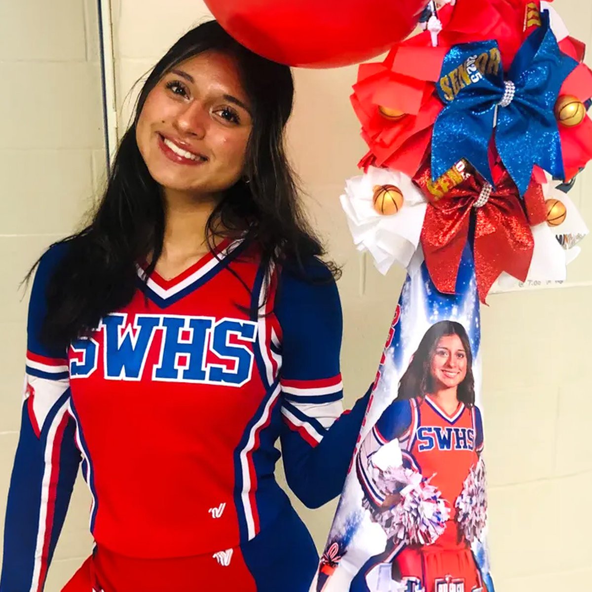 MakeABall's tweet photo. Basketball season memories deserve to last. Celebrate your cheerleader with a custom megaphone keepsake featuring her photo and team pride. Perfect for senior gifts and graduation.
#BasketballCheer #Cheerleader #HighSchoolCheer #SeniorSeason #Makeaball https://t.co/iaiOEjr1Eq